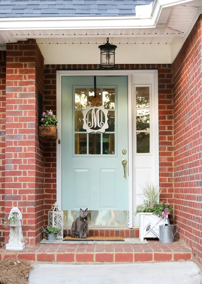 small front porch decorating ideas with flowers, rugs, lanterns and more.