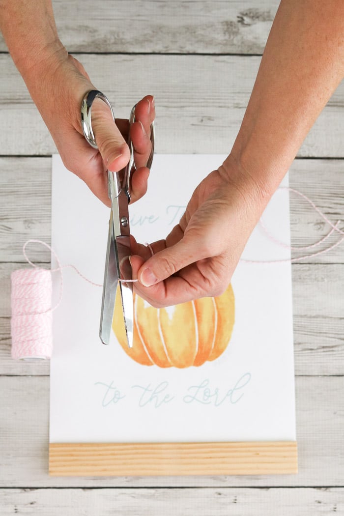 Free Floral Pumpkin printable of Psalms 107:1 Give Thanks to the Lord for your fall home decor cut string