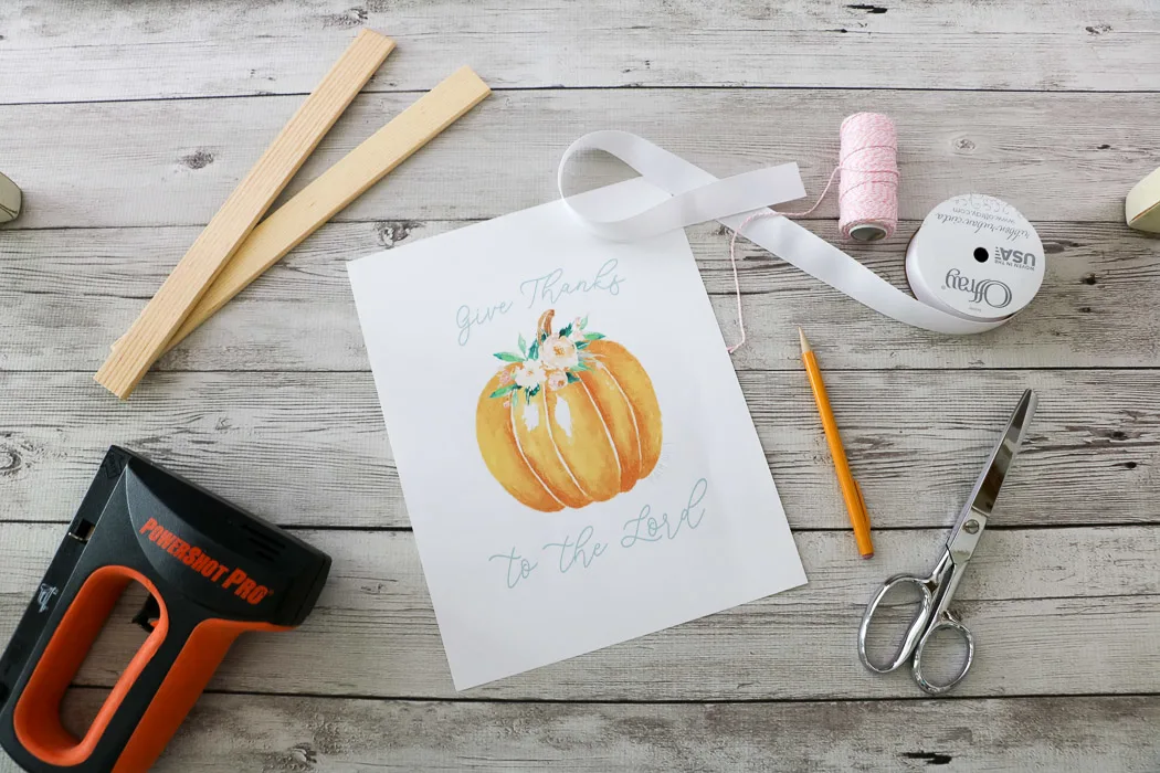 Free Floral Pumpkin printable of Psalms 107:1 Give Thanks to the Lord for your fall home decor supplies