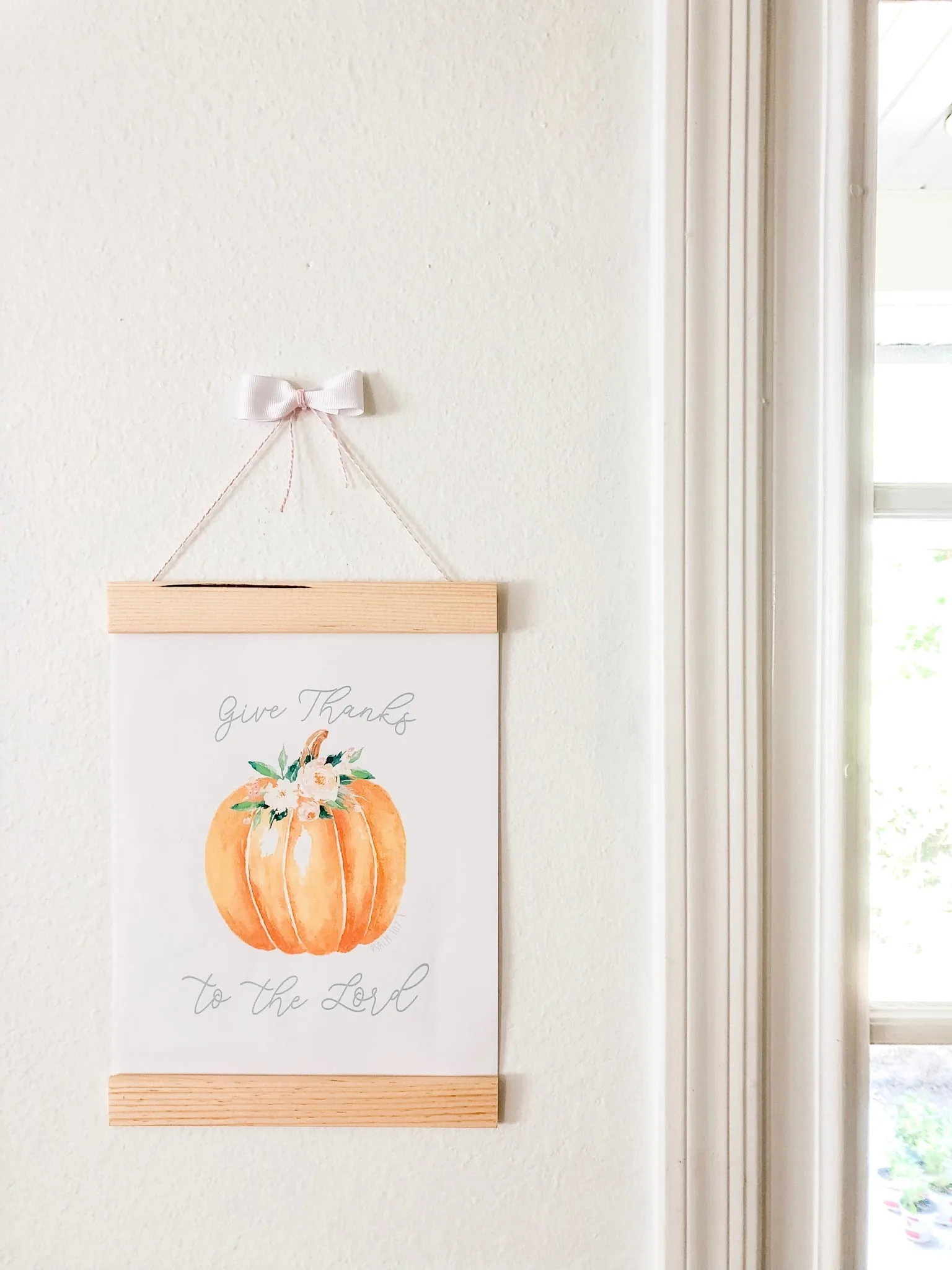 Free fall printables Give Thanks to the Lord floral pumpkin. This autumn printable is easy to printout and hang in your home for inspiration for the harvest season.