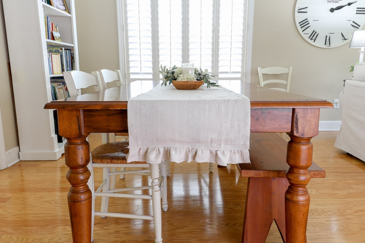 HOW TO SEW AN EASY DIY TABLE RUNNER HOLIDAY APPROVED