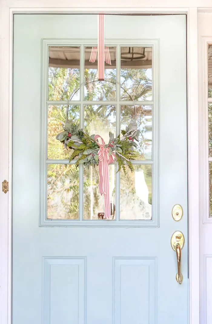 Christmas decorating ideas for front porches using a asymmetrical wreath