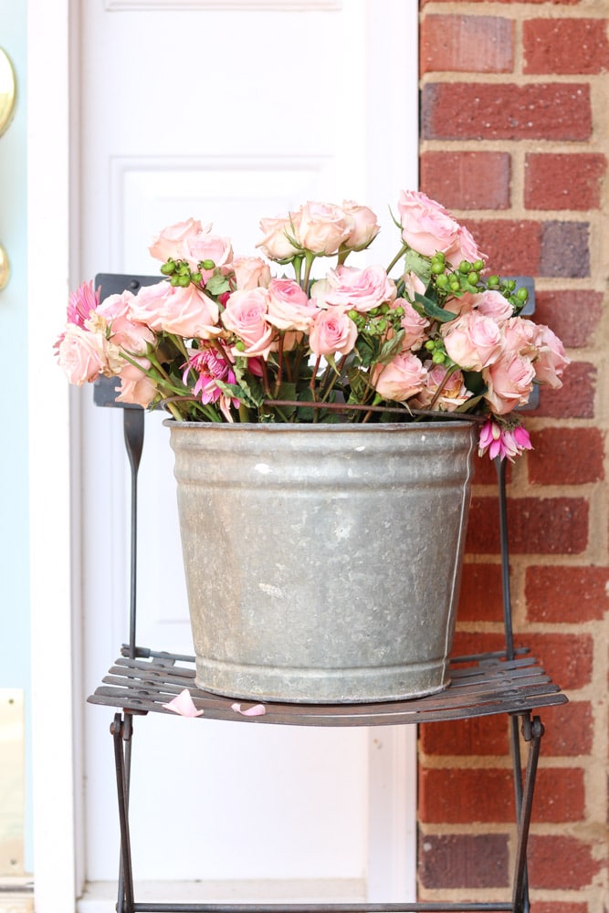 Farmhouse DIY Valentine's Day Decorations for your front porch