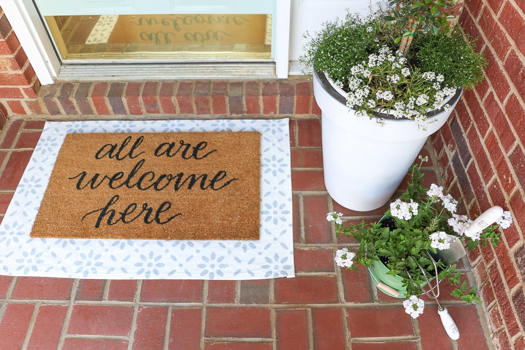 spring porch decorating ideas for your front door in a farmhouse southern style.