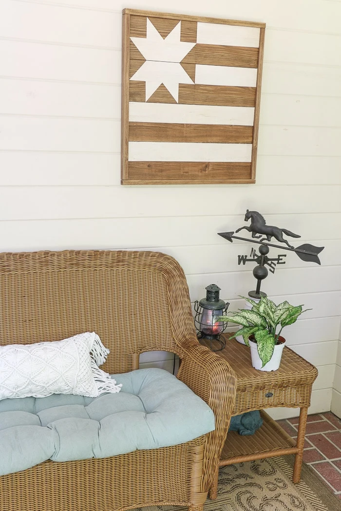 Screened in porch decorating ideas using art.