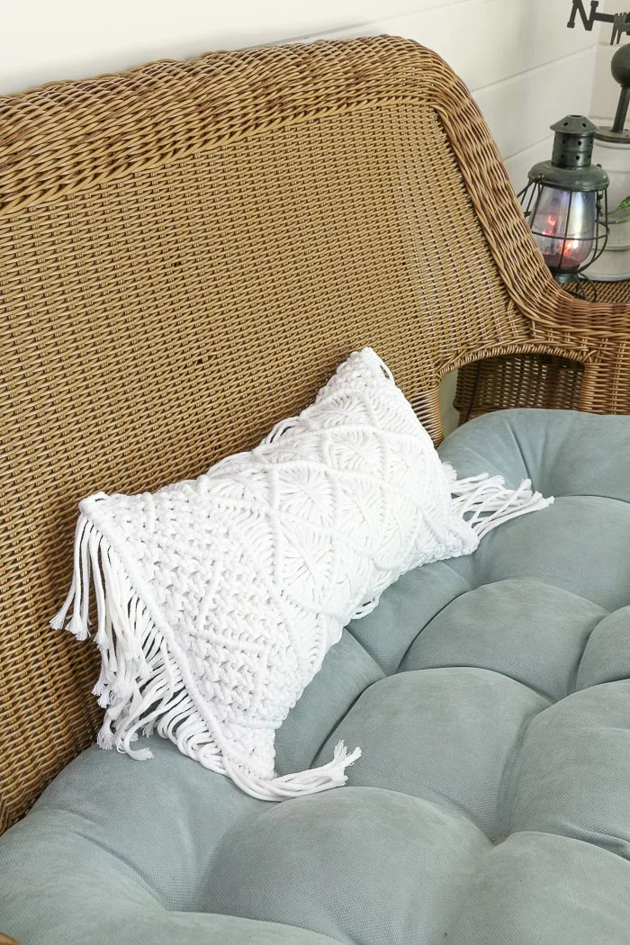 Screened in porch decorating ideas using pillows