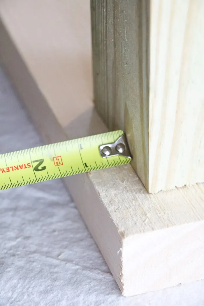How to build a farmhouse table. Measure the legs in 1 inch.