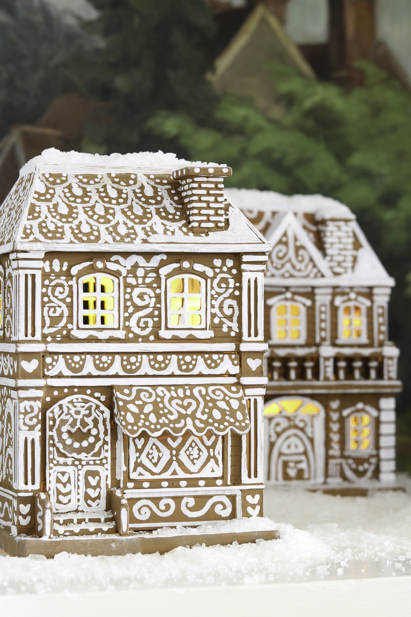 Decorating with gingerbread houses and DIY gingerbread house