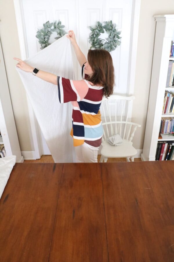 HOW TO FOLD BED SHEETS NEATLY FOR A TIDY LINEN CLOSET