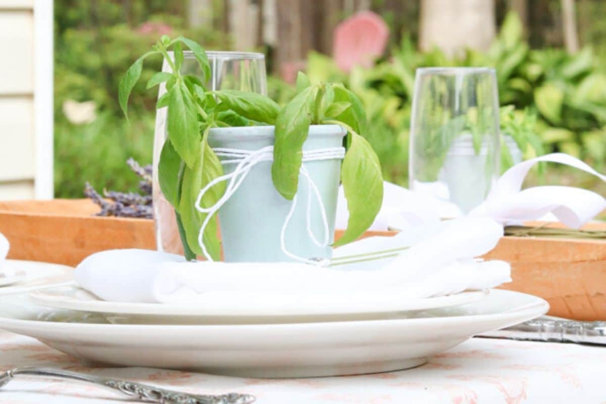 simple-french-country-table-setting-idea-for-the-perfect-dinner-party