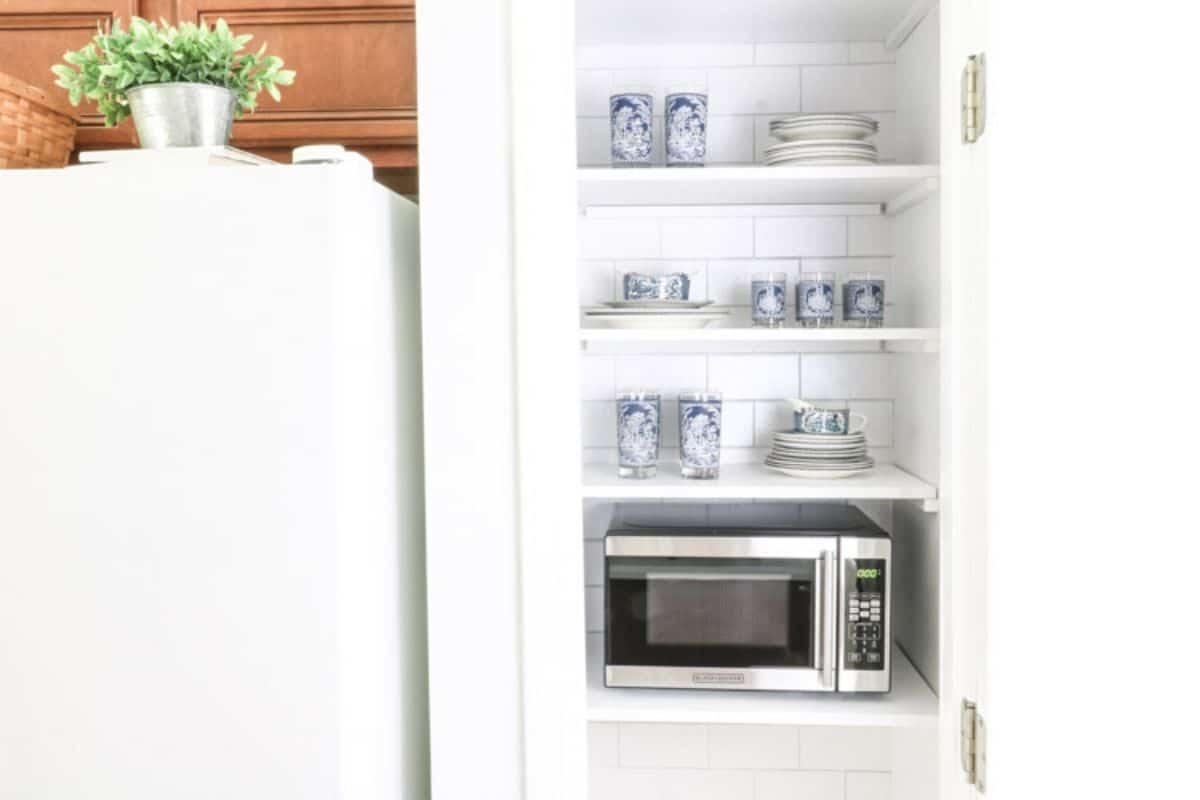 CLEVER STRATEGY FOR A HIDDEN MICROWAVE IN PANTRY