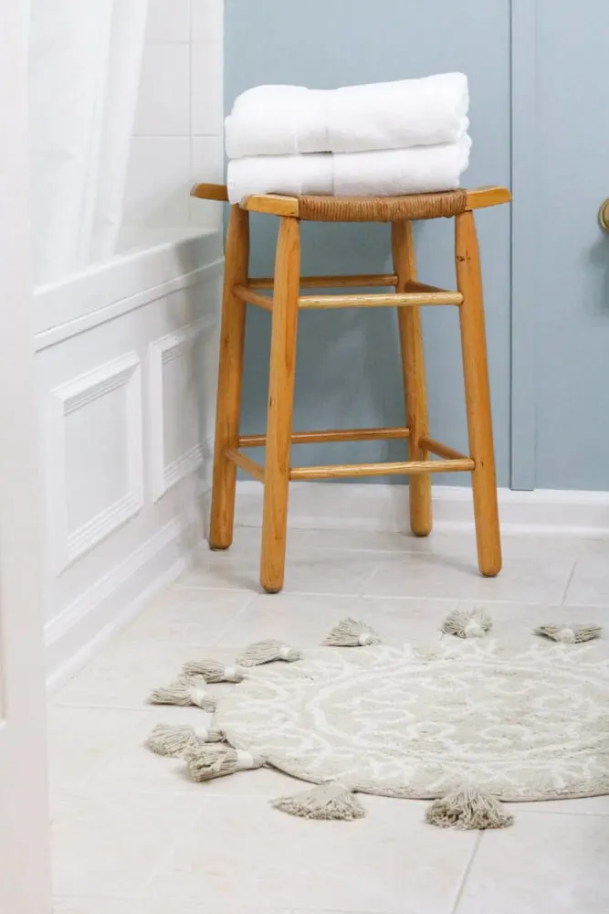 Round bath mat with tassels and goodwill bench