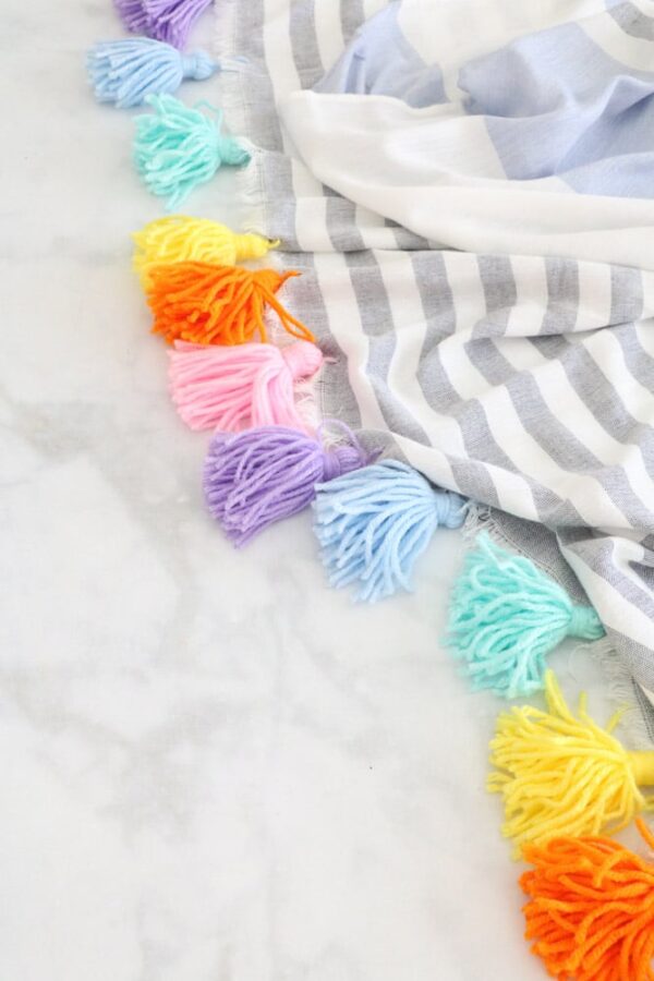 HOW TO MAKE YARN TASSELS LIFE ON SUMMERHILL
