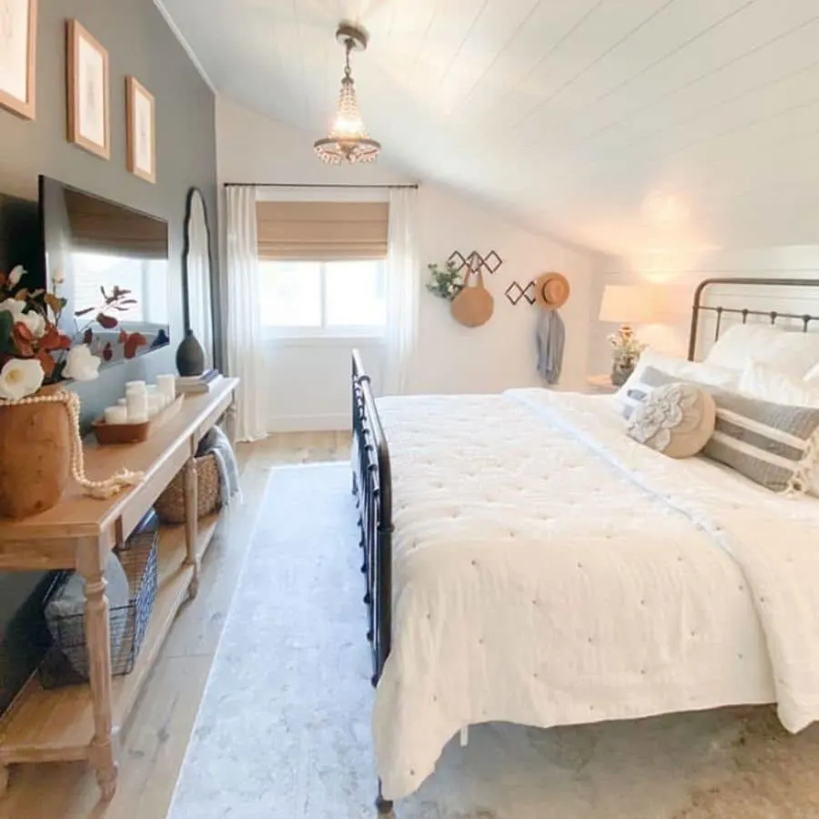 French farmhouse design in this small bedroom by Danni and Marc.