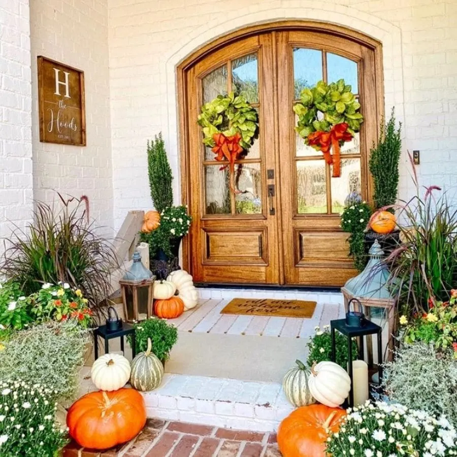 Another French front door decor with many pumpkins and a warm autumn feel.