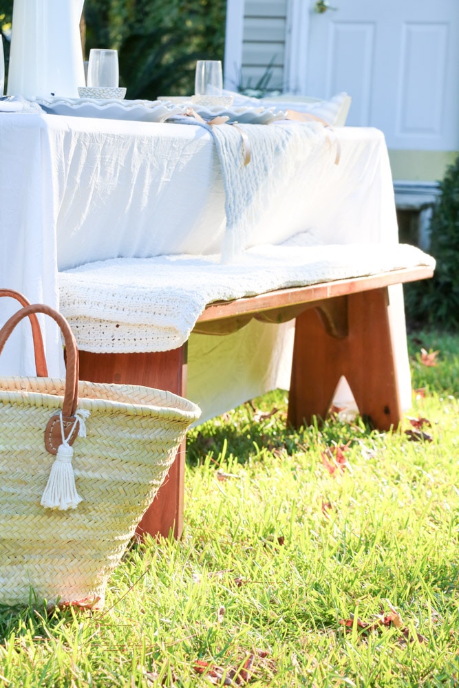 How to decorate a bench with a throw blanket