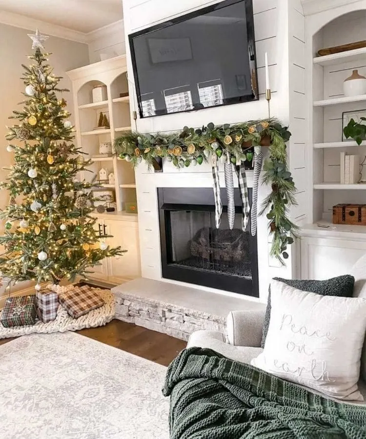 Christmas mantel decor ideas by Green Acres Farmhouse