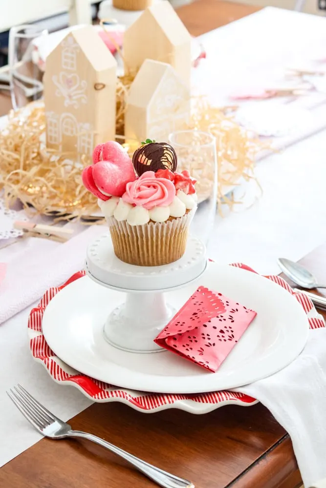 family Valentine dinner ideas using cupcakes and table setting