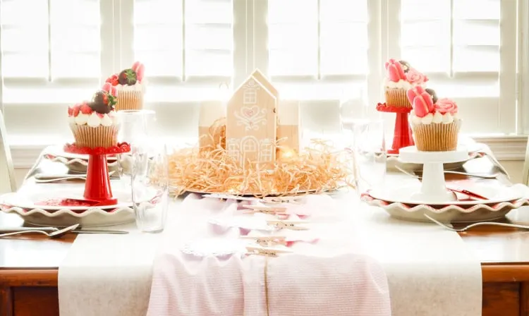 Gingerbread house Valentine centerpiece family tabelscape