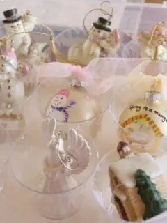 how to organize Christmas decorations