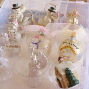 how to organize Christmas decorations