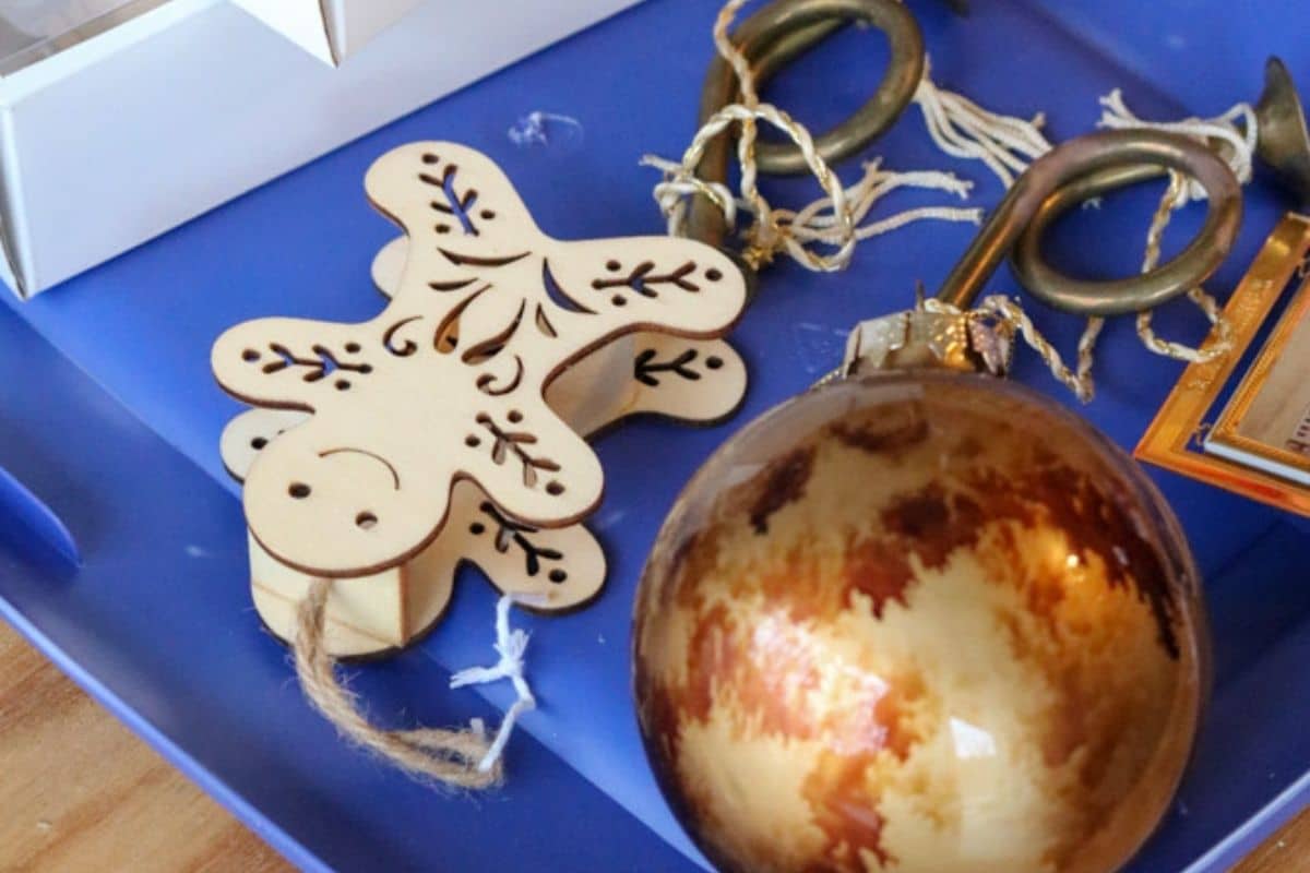 clever-how-to-organize-christmas-decorations