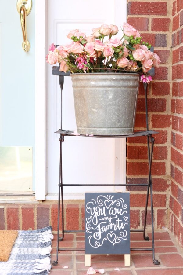 Outdoor Valentine Porch Decor Ideas (Simple Farmhouse Style)