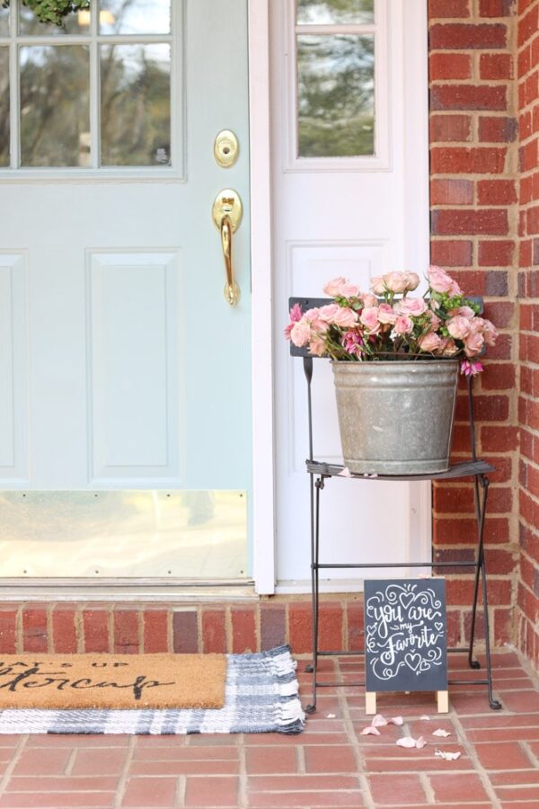 Outdoor Valentine Porch Decor Ideas (Simple Farmhouse Style)