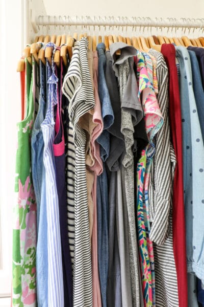 2-simple-steps-on-how-to-organize-clothes-by-color-in-closet