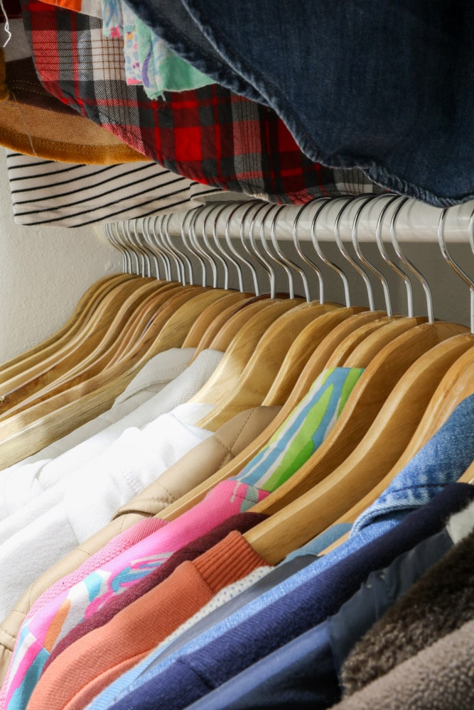 how to organize clothes by color