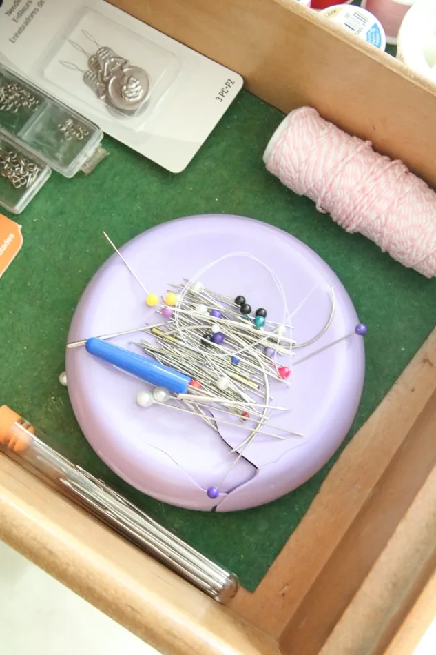How to organize pins and needles with a magnet