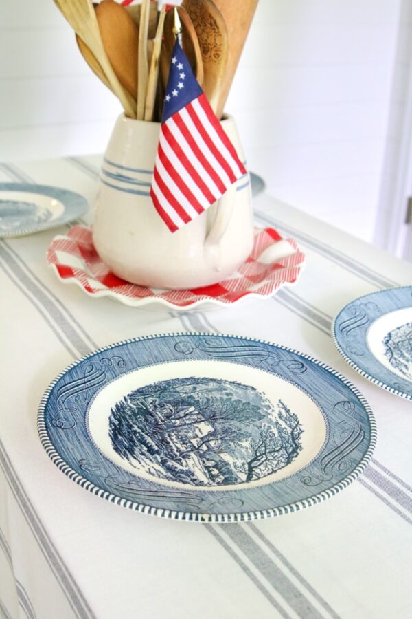 Easy Patriotic Table Setting Idea for a 4th of July Party