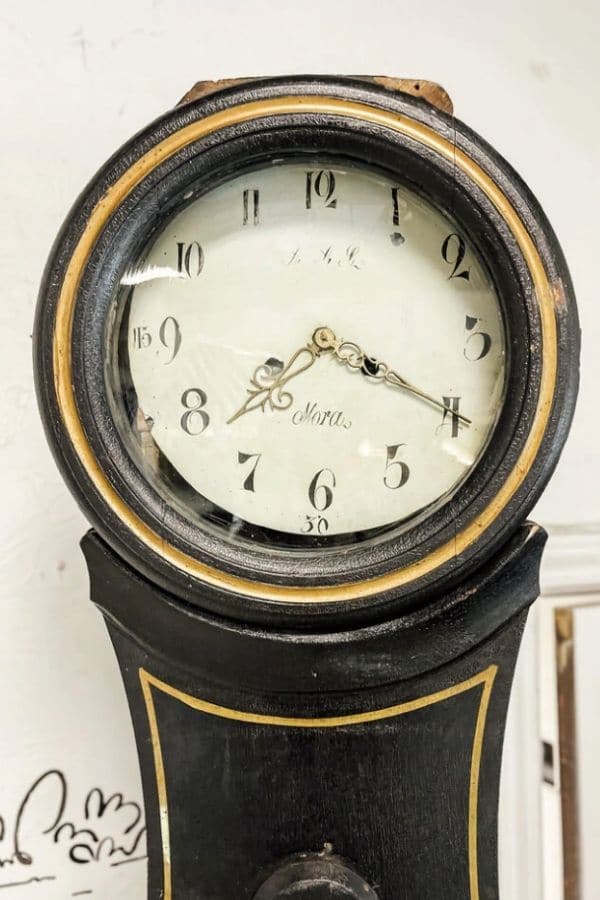 Black swedish mora clock