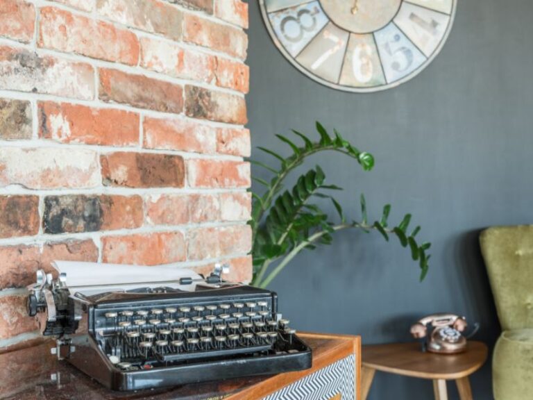 9 Large Wall Clock Decor Ideas to Liven up your Home