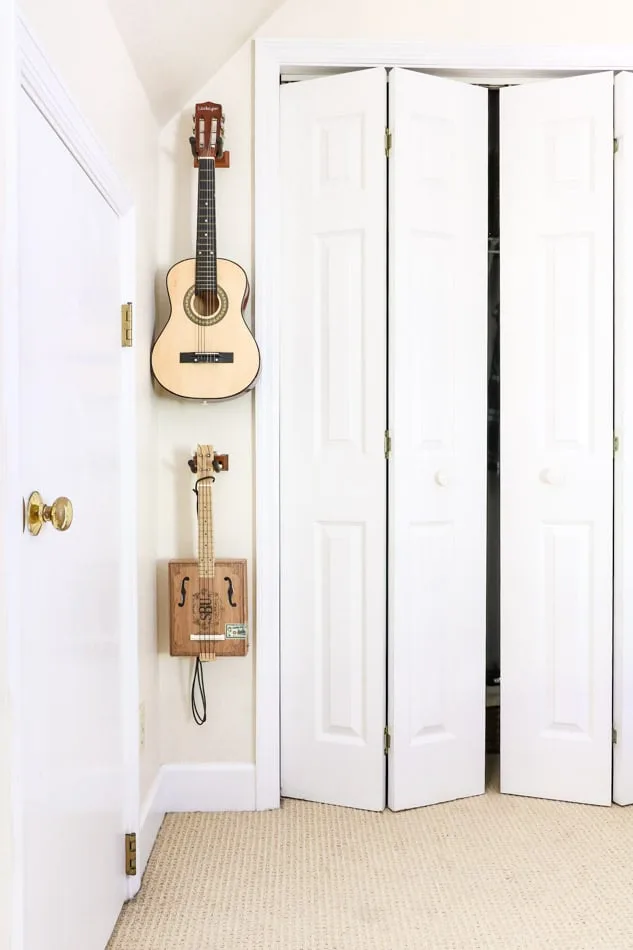 Decorating with guitars and ukulele