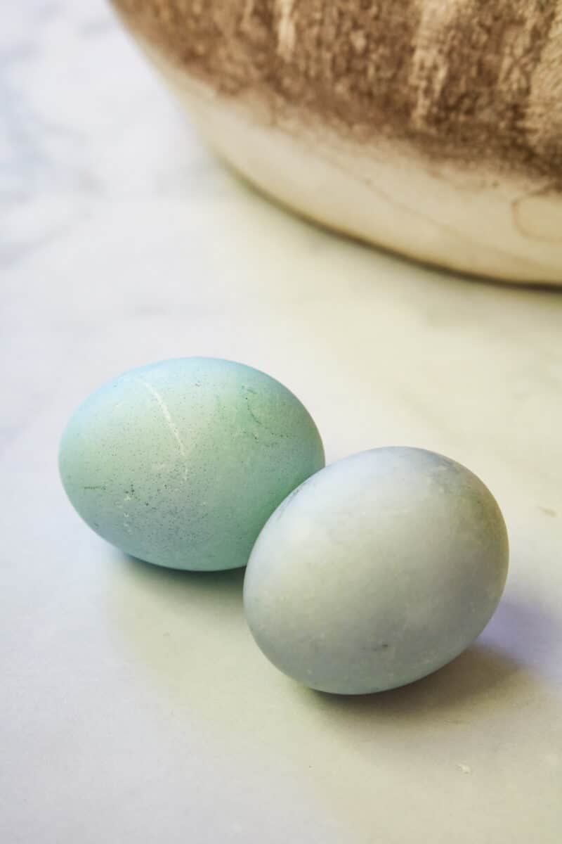How to dye Easter eggs naturally with blueberries