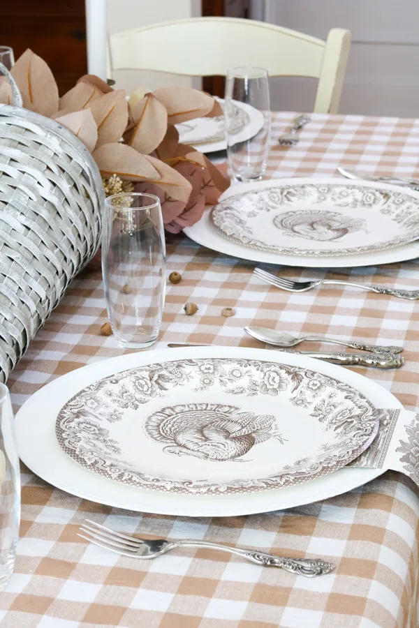 Gingham and check farmhouse style and cottagecore thanksgiving runner ideas