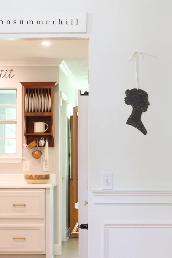 Decorating with silhouettes to get a vintage cottage look