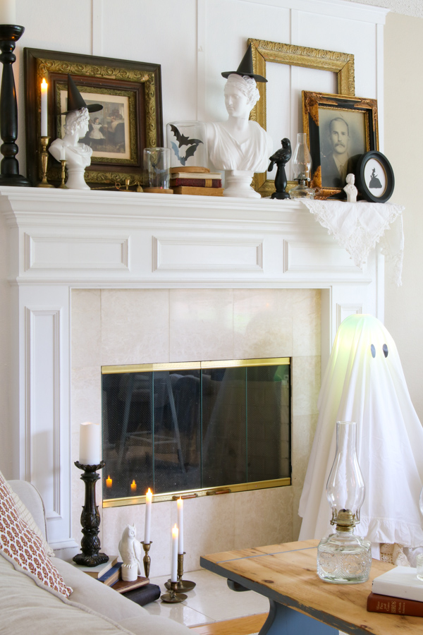 Classy Halloween decorating idea for your fireplace mantel