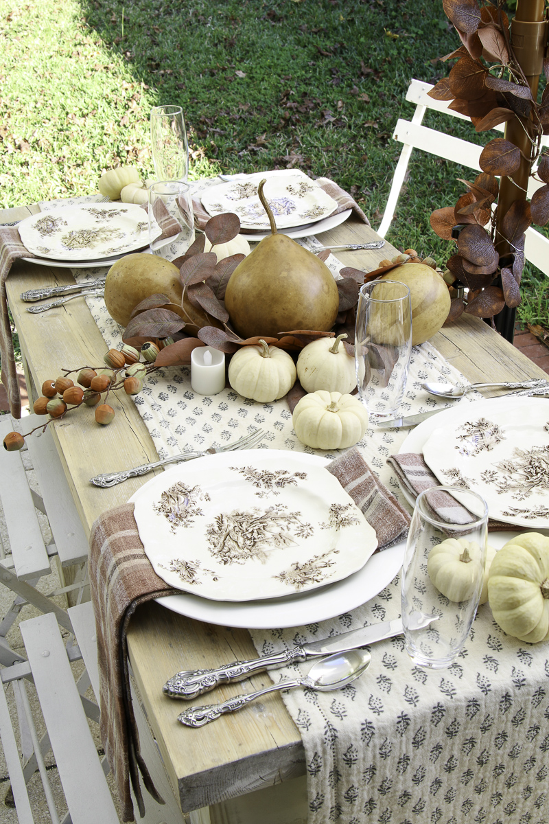 Thanksgiving table runner ideas for outdoor table