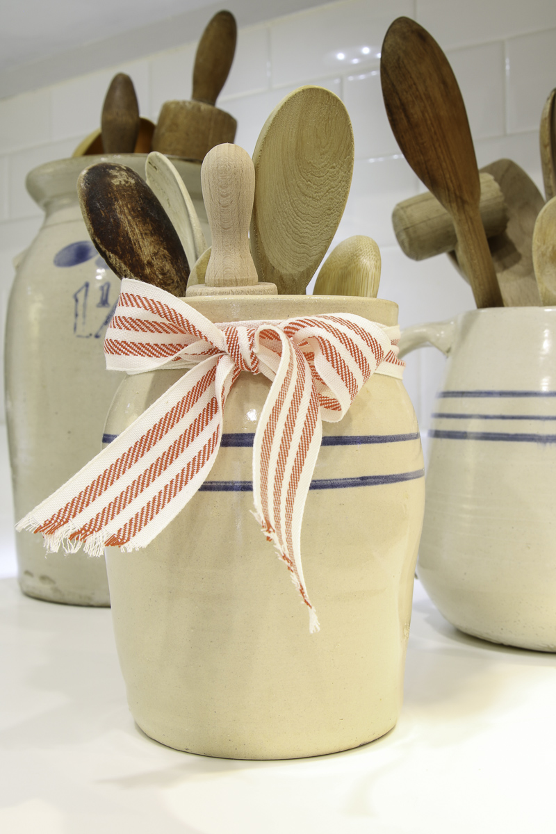 Decorating jars with ribbon