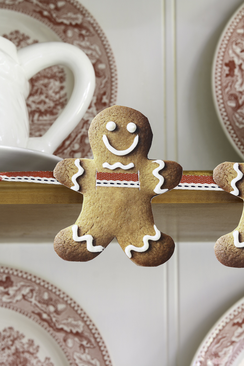Christmas craft idea using printable gingerbread men and making them into a garland