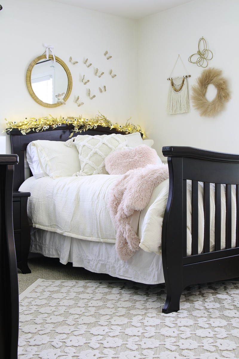 Preteen boho minimalist bedroom