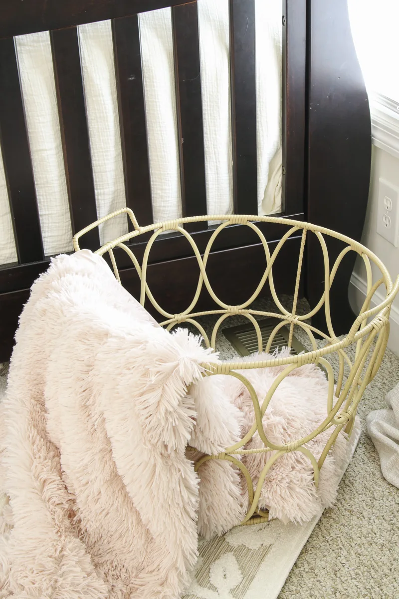 Boho bedroom idea for tweens with baskets