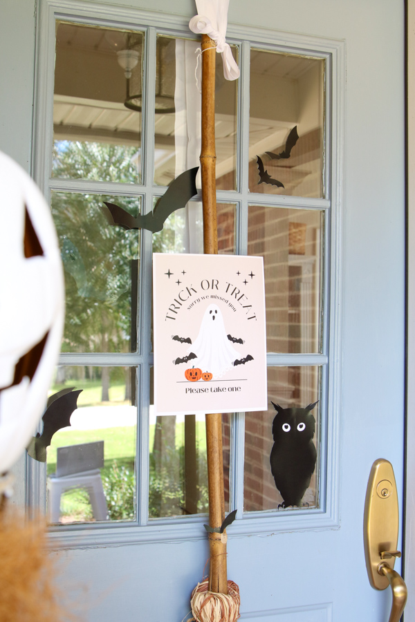 Vintage modern retro Halloween porch decor ideas using jack o lanterns, silhouettes and more.