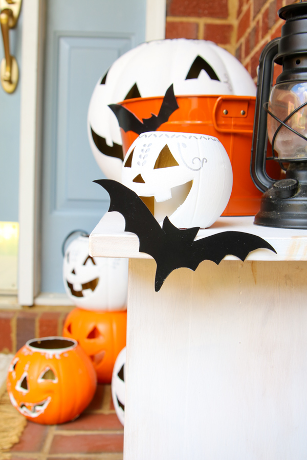 Vintage modern retro themed porch decor ideas using jack o lanterns, silhouettes and more.