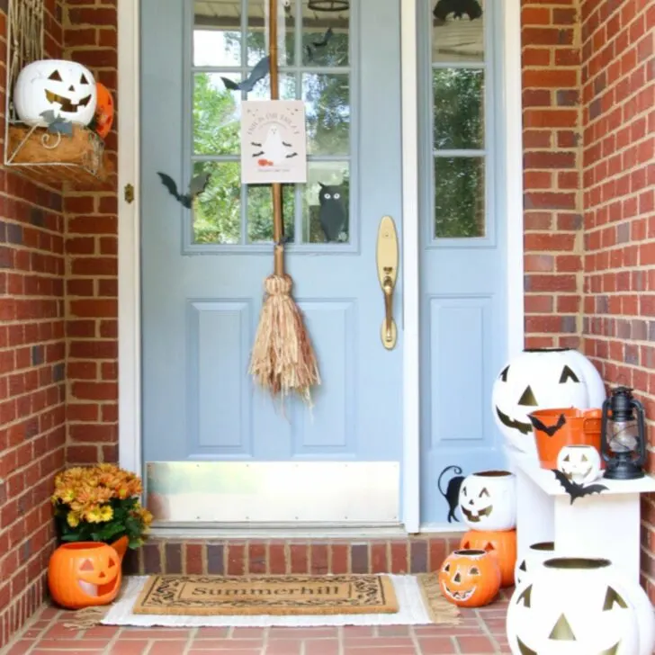 Retro Halloween front porch decor