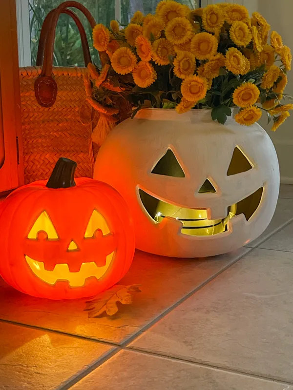 Halloween lighting idea for a jack o lantern planter