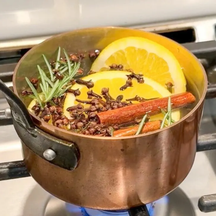 How to make an easy Christmas simmer pot