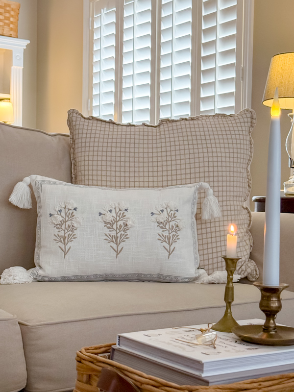 Easy Winter Decorations with pillows